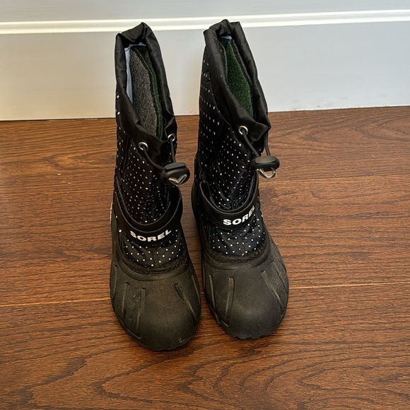 Sorel Black and White Snow Boots Size 2 - Picture 2 of 6
